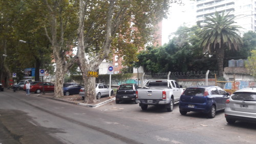 Dársenas de estacionamiento a 45º sobre veredas del Ferrocarril Mitre en Florida