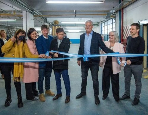 Sofi Vannelli acompañó a Kicillof en la vista a la empresa de instrumentos musicales Tevelam