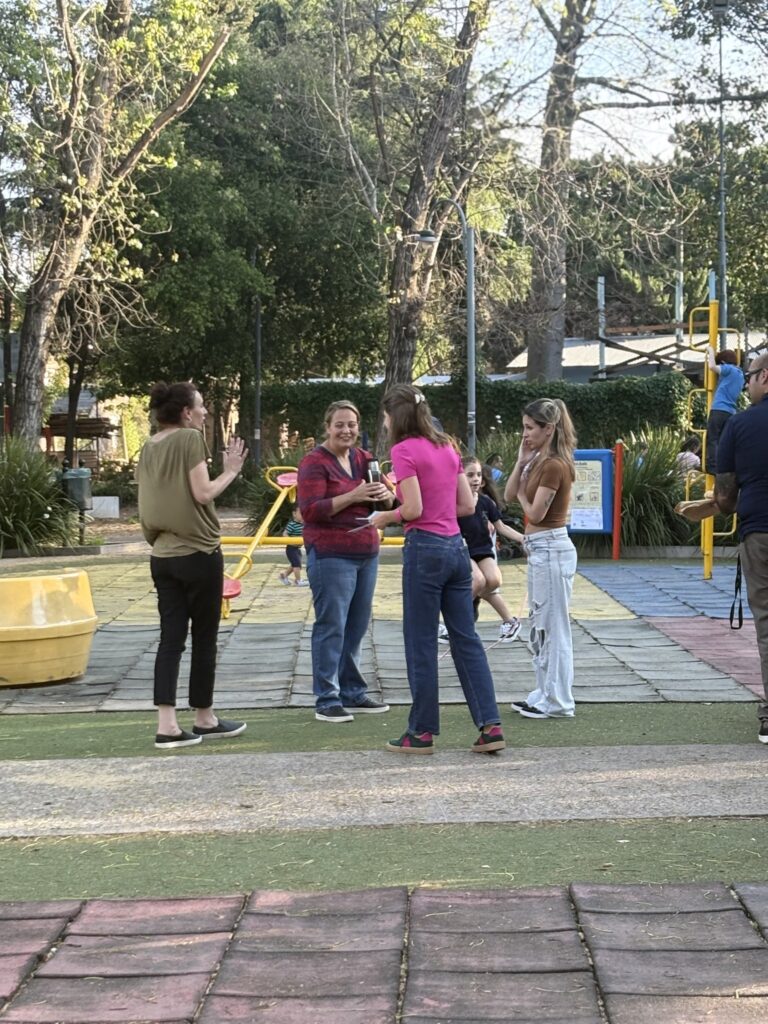 Salzmann y Vannelli estuvieron en la Plaza de los inmigrantes en Vicente López para explicar la Boleta Única de Papel y criticar el ajuste del gobierno de Milei